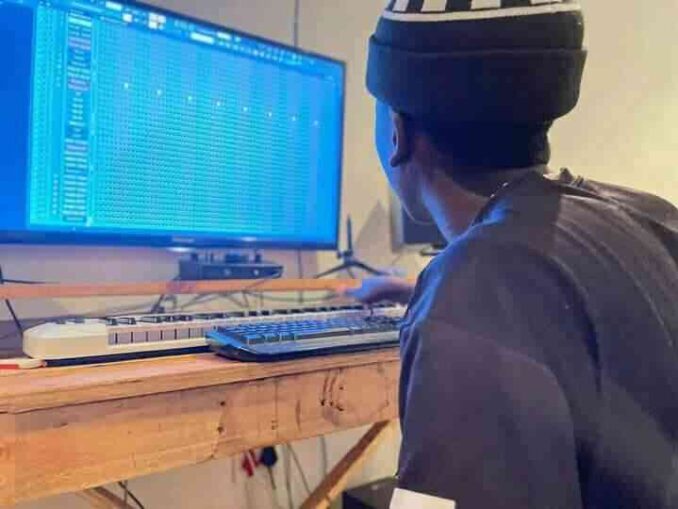 Vinox MusiQ – Minor League (Space Music) Mp3 Download