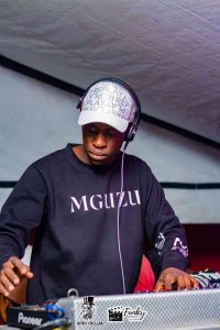 ULAZI & Infinity MusiQ – TSA KO MGUZU (Festive Feel) Mp3 Download