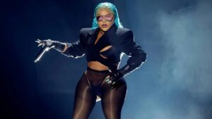 Lil Kim Performs “Just Wanna Rock” At Lovers & Friends