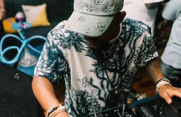 Kabza De Small & Young Stunna Ft. Deeper Phil – S’hamba Nabo Mp3 Download